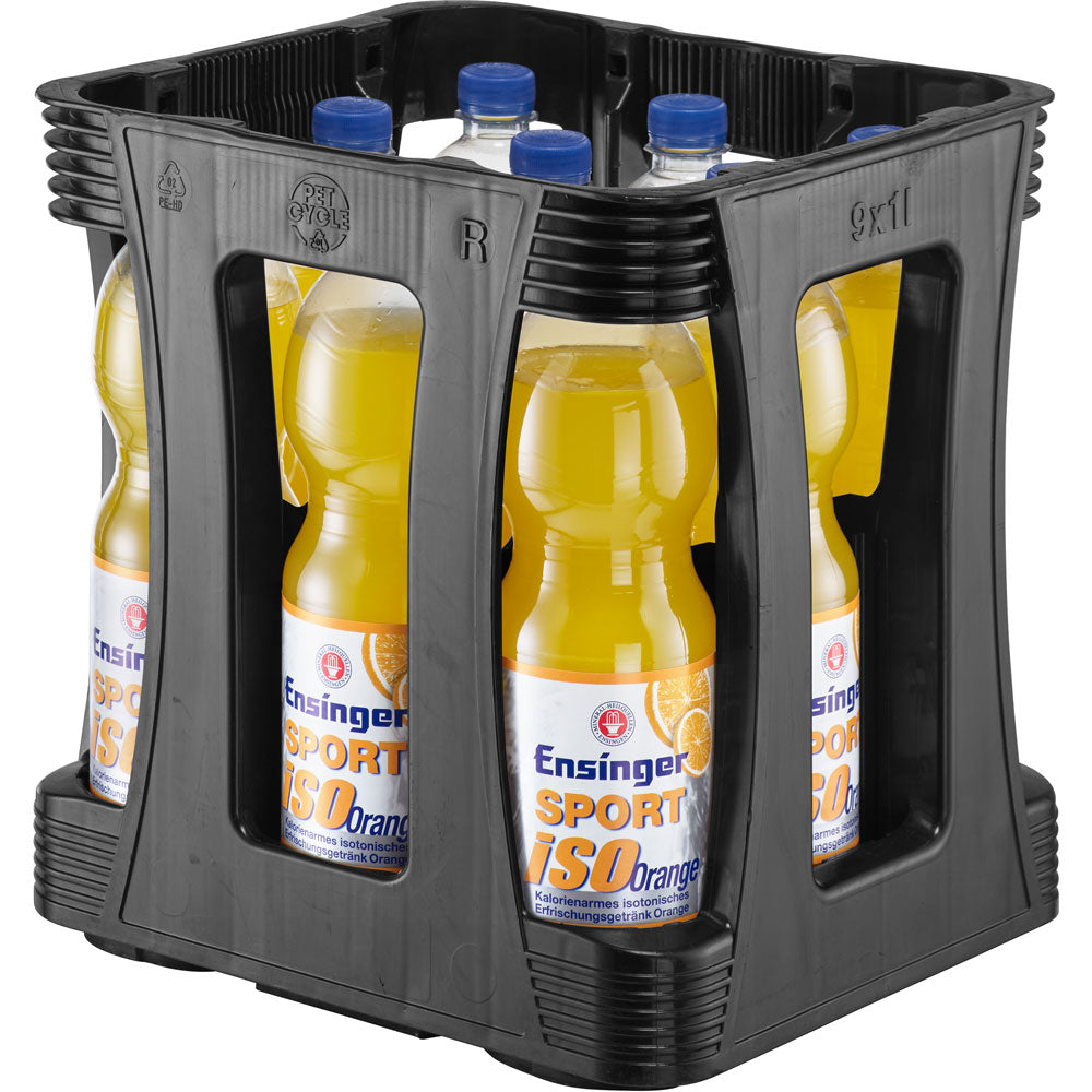 Eine schwarze Kiste enthält neun 1-Liter-Flaschen Ensinger Sport Iso Orange (von Ensinger), ein isotonisches Erfrischungsgetränk mit gelber Flüssigkeit, blauen Verschlüssen, Magnesiumzusatz und in wiederverwendbaren PET-Flaschen.