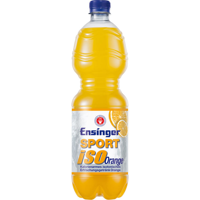 Eine Flasche Ensinger Sport Iso Orange PET 1L (Mehrweg) von Ensinger, mit Orangengeschmack und Orangenscheiben auf dem Etikett.