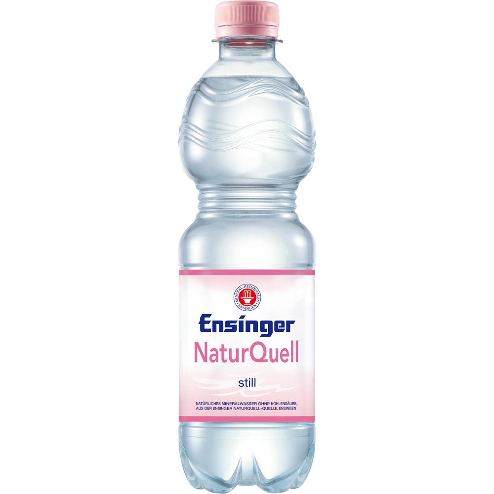Eine Flasche Ensinger NaturQuell Still PET 0,5L (Einweg) von Ensinger mit rosa Verschluss und Etikett auf weißem Hintergrund.