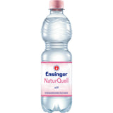 Eine Flasche Ensinger NaturQuell Still PET 0,5L (Einweg) von Ensinger mit rosa Verschluss und Etikett auf weißem Hintergrund.