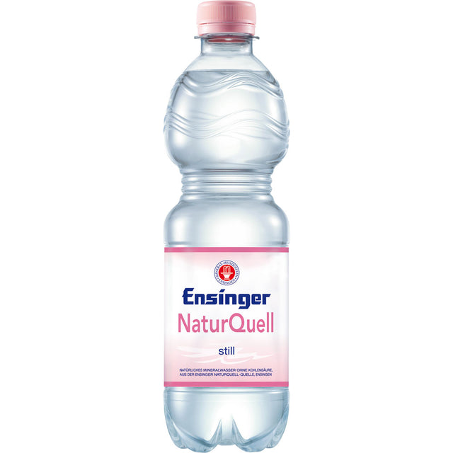 Eine Flasche Ensinger NaturQuell Still PET 0,5L (Einweg) von Ensinger mit rosa Verschluss und Etikett auf weißem Hintergrund.