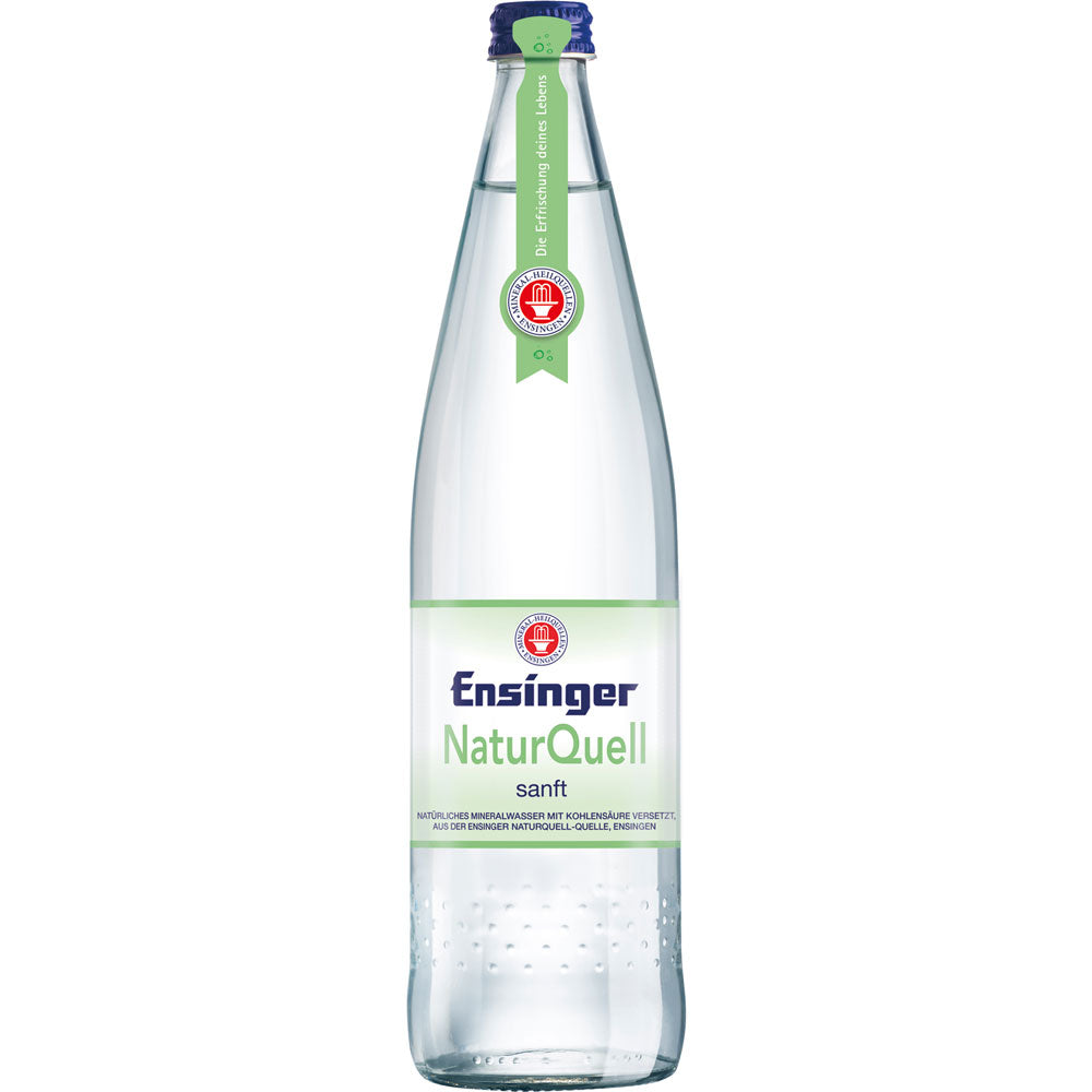 Eine Klarglasflasche Ensinger NaturQuell Sanft Mineralwasser (12x 0,75L MEHRWEG) von Ensinger mit grün-weißem Etikett, das wenig Kohlensäure aufweist.