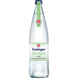Eine Klarglasflasche Ensinger NaturQuell Sanft Mineralwasser (12x 0,75L MEHRWEG) von Ensinger mit grün-weißem Etikett, das wenig Kohlensäure aufweist.