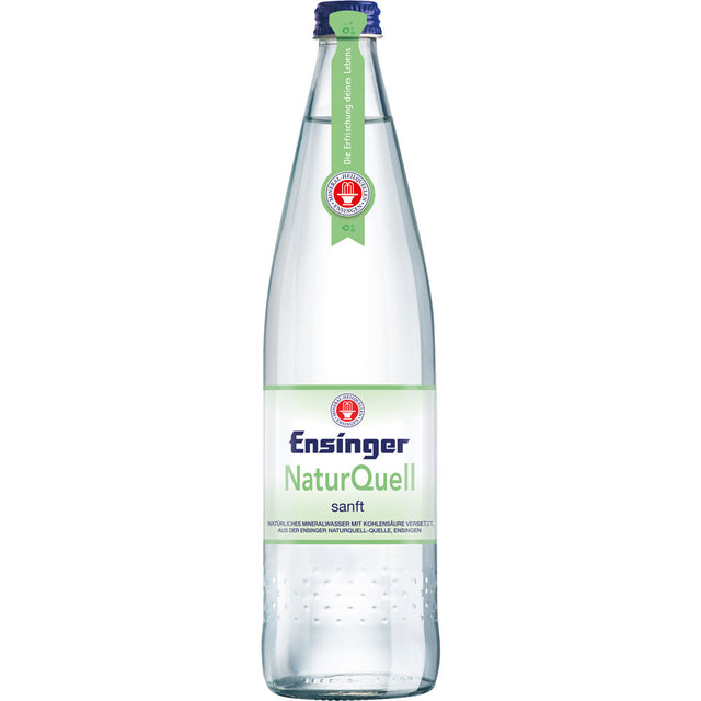 Eine Klarglasflasche Ensinger NaturQuell Sanft Mineralwasser (12x 0,75L MEHRWEG) von Ensinger mit grün-weißem Etikett, das wenig Kohlensäure aufweist.