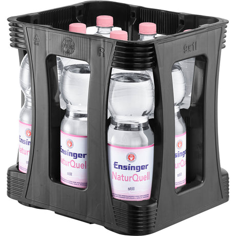 Eine schwarze Kiste mit neun 1-Liter-Flaschen Ensinger NaturQuell Still PET (Einweg), ein natriumarmes stilles Mineralwasser von Ensinger.