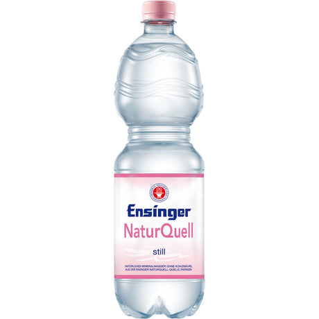 Eine durchsichtige Kunststoffflasche von Ensinger NaturQuell Still PET, einem natriumarmen stillen Mineralwasser von Ensinger, mit einem rosa-weißen Etikett.