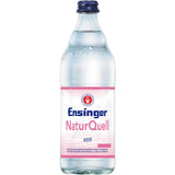 Eine Klarglasflasche Ensinger NaturQuell Still 0,5L Mineralwasser, natriumarm, mit einem rosa-weißen Etikett.