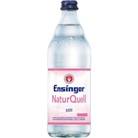 Eine Klarglasflasche Ensinger NaturQuell Still 0,5L Mineralwasser, natriumarm, mit einem rosa-weißen Etikett.