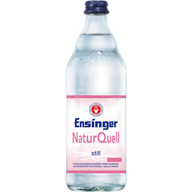 Eine Klarglasflasche Ensinger NaturQuell Still 0,5L Mineralwasser, natriumarm, mit einem rosa-weißen Etikett.
