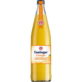 Eine 0,75L Glasflasche Ensinger Orangenlimonade von Ensinger mit einem orangefarbenen Etikett - erfrischende vegane Orangenlimonade. Packung mit 12 Stück (MEHRWEG).