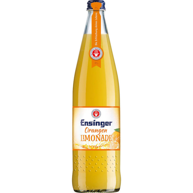 Eine 0,75L Glasflasche Ensinger Orangenlimonade von Ensinger mit einem orangefarbenen Etikett - erfrischende vegane Orangenlimonade. Packung mit 12 Stück (MEHRWEG).