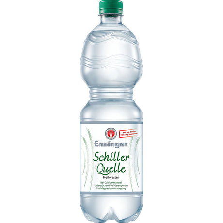 Die klare 1-Liter-Kunststoffflasche Schillerquelle Ensinger Schillerquelle Mineralwasser (Einweg) mit grünem Verschluss und weißem Etikett ist reich an Mineralstoffen und spendet erfrischende Flüssigkeit. Erhältlich im 9er-Pack.