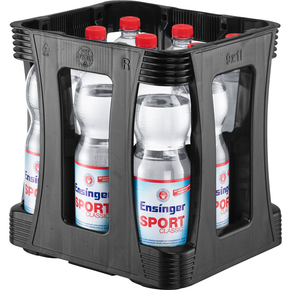 Ein schwarzer Kunststoffkasten enthält neun 1-Liter-Flaschen Ensinger Sport Classic PET (EINWEG) Mineralwasser von Ensinger, jede mit rotem Verschluss und gekennzeichnet durch einen hohen Mineralstoffgehalt.