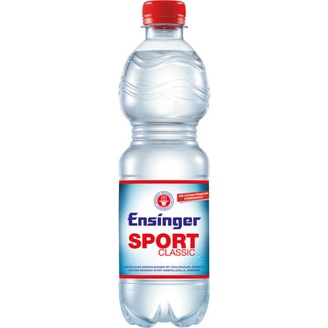 Eine klare PET-Flasche Ensinger Sport Classic (11x0,5L, Einweg) von Ensinger mit rotem Verschluss und blau-weiß-rotem Etikett, reich an Magnesium und Calcium.