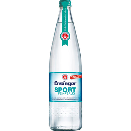 Eine Klarglasflasche Ensinger Sport Feinperlig Mineralwasser (12x0,75L Mehrweg) von Ensinger, mit blau-weißem Etikett.