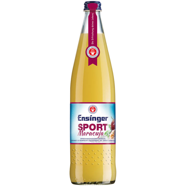 Eine 0,75-L-Glasflasche Ensinger Sport Maracuja N2, eine kalorienarme Fruchtschorle von Ensinger, mit blau-weißem Etikett und rotem Verschluss.