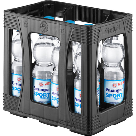 Eine schwarze Kiste mit elf 0,5-Liter-Flaschen Ensinger Sport Medium PET-Mineralwasser (Einweg) von Ensinger, ideal für eine ausgewogene Erfrischung.