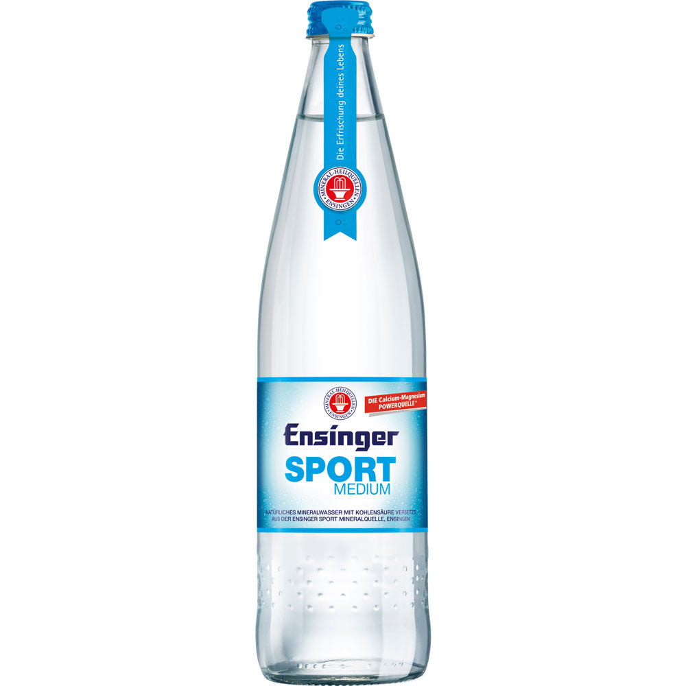 Ensinger Sport Medium 12x 0,75 Liter (MEHRWEG) von Ensinger in einer Klarglasflasche mit blauem Etikett und blauem Verschluss ist ein calciumreiches Mineralwasser.