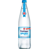 Ensinger Sport Medium 12x 0,75 Liter (MEHRWEG) von Ensinger in einer Klarglasflasche mit blauem Etikett und blauem Verschluss ist ein calciumreiches Mineralwasser.