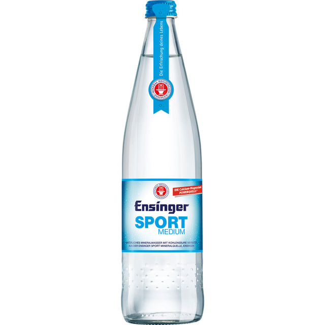 Ensinger Sport Medium 12x 0,75 Liter (MEHRWEG) von Ensinger in einer Klarglasflasche mit blauem Etikett und blauem Verschluss ist ein calciumreiches Mineralwasser.