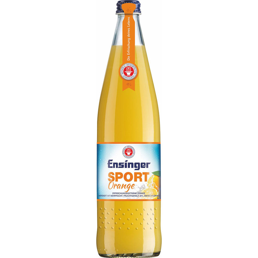 Eine 0,75 l Mehrweg-Glasflasche Ensinger Sport Orange - ein erfrischendes Mineralwasser mit Magnesium und Calcium, orange-gelb gefärbt und mit blauem Deckel. Packung: 12x0,75 l.