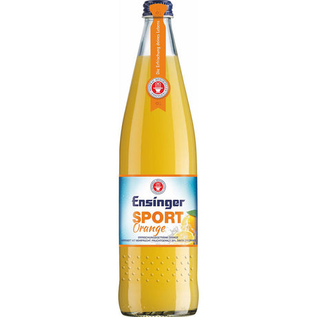 Eine 0,75 l Mehrweg-Glasflasche Ensinger Sport Orange - ein erfrischendes Mineralwasser mit Magnesium und Calcium, orange-gelb gefärbt und mit blauem Deckel. Packung: 12x0,75 l.