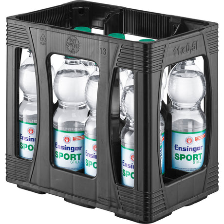 Eine schwarze Kiste enthält elf 0,5-Liter-Flaschen Ensinger Sport Stilles PET Mineralwasser ohne Kohlensäure (Einweg) von Ensinger, reich an Magnesium und Calcium.