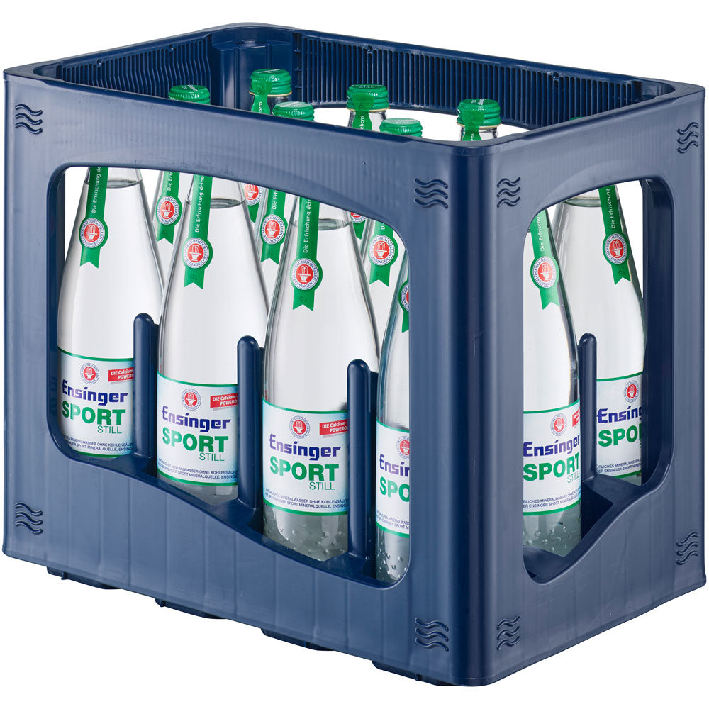 Blaue Kiste mit zwölf Flaschen Ensinger Sport Still 12x 0,75 Liter (MEHRWEG) von Ensinger, ein natürliches Mineralwasser mit hohem Calciumgehalt, mit grünen Verschlüssen und weißen Etiketten.