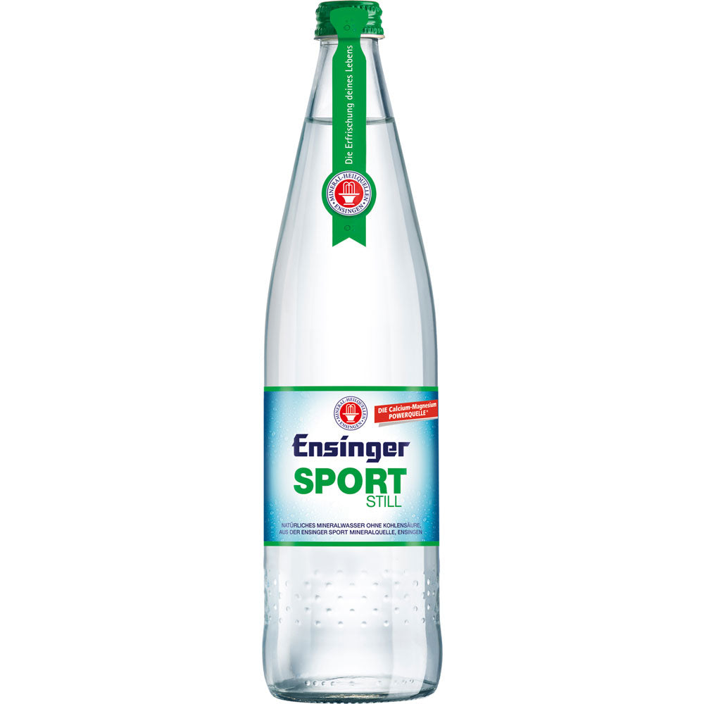 Eine klare Glasflasche Ensinger Sport Still 0,75l (MEHRWEG), natürliches Mineralwasser mit hohem Calciumgehalt der Marke Ensinger, hat einen grünen Deckel und ein blaues Etikett.