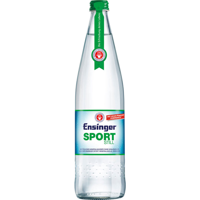 Eine klare Glasflasche Ensinger Sport Still 0,75l (MEHRWEG), natürliches Mineralwasser mit hohem Calciumgehalt der Marke Ensinger, hat einen grünen Deckel und ein blaues Etikett.