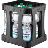 Eine schwarze Kunststoffkiste enthält neun 1-Liter-Flaschen Ensinger Sport Still PET (EINWEG), ein stilles Mineralwasser von Ensinger, jeweils mit einem grünen Verschluss.
