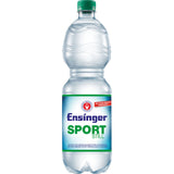 Ensinger Sport Still PET 9x1L (EINWEG) von Ensinger ist magnesiumreiches Mineralwasser ohne Kohlensäure, mit einem transparenten Etikett mit blau-grüner Schrift für erfrischende Flüssigkeitszufuhr.