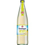 Ensinger Sport Zitrone 12x 0,75 Liter (MEHRWEG) von Ensinger ist ein veganes, kalorienarmes Mineralwasser mit Zitronengeschmack in Glasflaschen mit blauem und gelbem Etikett - ideal für eine erfrischende Flüssigkeitszufuhr.