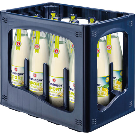 Eine blaue Kiste enthält zwölf 0,75-Liter-Flaschen Ensinger Sport Zitrone (Mehrweg), ein veganes, kalorienarmes Mineralwasser mit Zitronengeschmack von Ensinger.