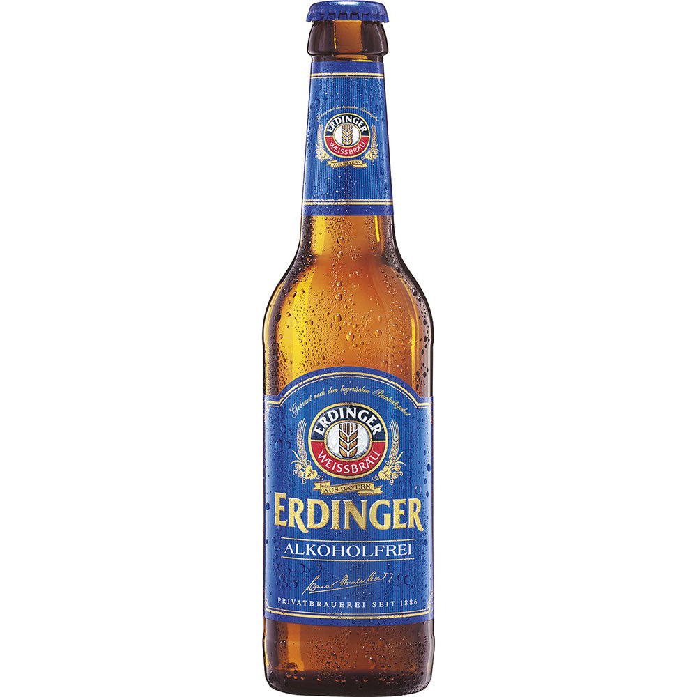 Eine gekühlte Erdinger Weißbier Alkoholfrei 0,33L Flasche aus dem 24er-Pack (Mehrweg), mit blauem Etikett und Kondenswasser, unterstreicht dieses erfrischende alkoholfreie Weizenbier.