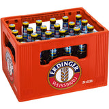 Ein roter Kasten enthält 24 Flaschen (je 0,33 l) Erdinger Weißbier Alkoholfrei Zitrone mit blauem und weißem Etikett für ein erfrischendes, alkoholfreies Weizenbier-Erlebnis.
