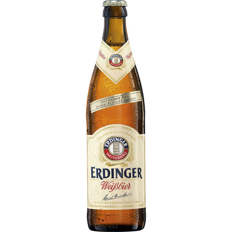 Eine gekühlte Erdinger Weißbier Hefe Hell 20x 0,5 Liter (MEHRWEG) Flasche unterstreicht mit ihrem beigen Etikett und dem erfrischenden Kondenswasser die bayerische Bautradition.