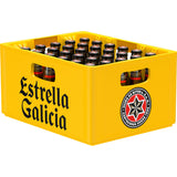 Gelbe Estrella-Galicia-Kiste mit 30 0,2-Liter-Flaschen Estrella Galicia Especial (MEHRWEG), von schräg oben gesehen.