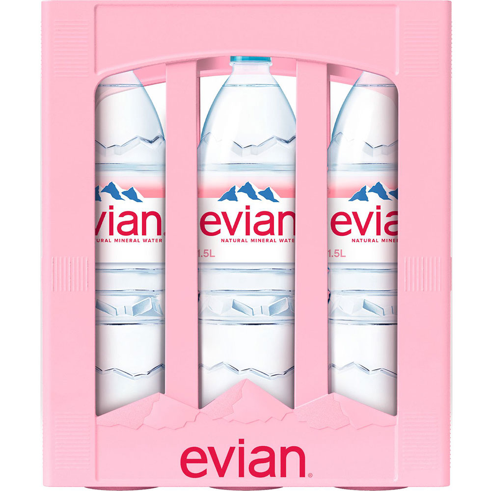 Sechs Flaschen Evian Naturelle PET 1.5L (EINWEG), versehen mit dem Evian-Logo und einer Berggrafik, werden in einer Verpackung geliefert, die das natürlich vorkommende Kalzium hervorhebt.