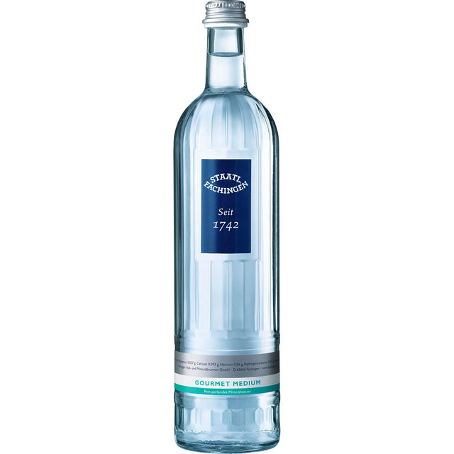 Staatl. Fachingen Gourmet Medium 12x0,75L (MEHRWEG) Mineralwasser wird in klaren Glasflaschen mit blau-silbernem Etikett geliefert und ist für seinen hohen Gehalt an Hydrogencarbonat bekannt.