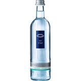 Eine Klarglasflasche von Staatl. Fachingen Gourmet Medium 0,5L (MEHRWEG), bekannt für seinen erfrischenden Geschmack und hohen Hydrogencarbonatgehalt, mit blauem und silbernem Etikett.