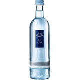 Eine 0,5L Flasche Staatl. Fachingen Gourmet Naturell (MEHRWEG) Mineralwasser von Staatl. Fachingen, mit blauem Etikett und klarem Verschluss.