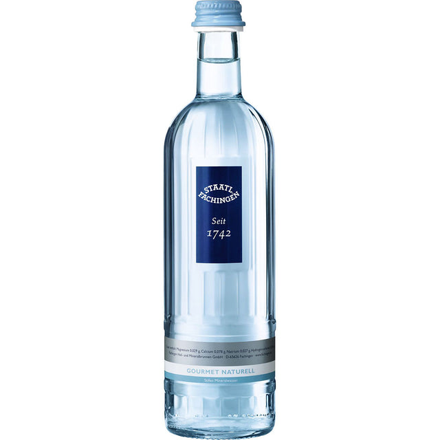 Eine 0,5L Flasche Staatl. Fachingen Gourmet Naturell (MEHRWEG) Mineralwasser von Staatl. Fachingen, mit blauem Etikett und klarem Verschluss.