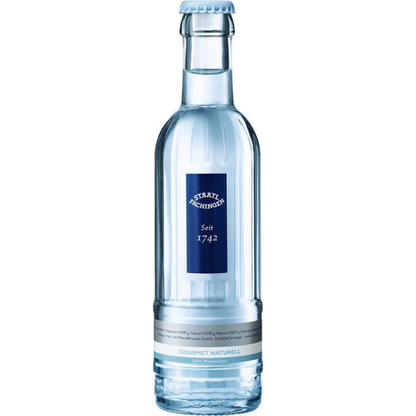Eine Klarglasflasche von Staatl. Fachingen Gourmet Naturell 0,25L (Mehrweg), mit blauem Etikett und Verschluss, steht aufrecht.
