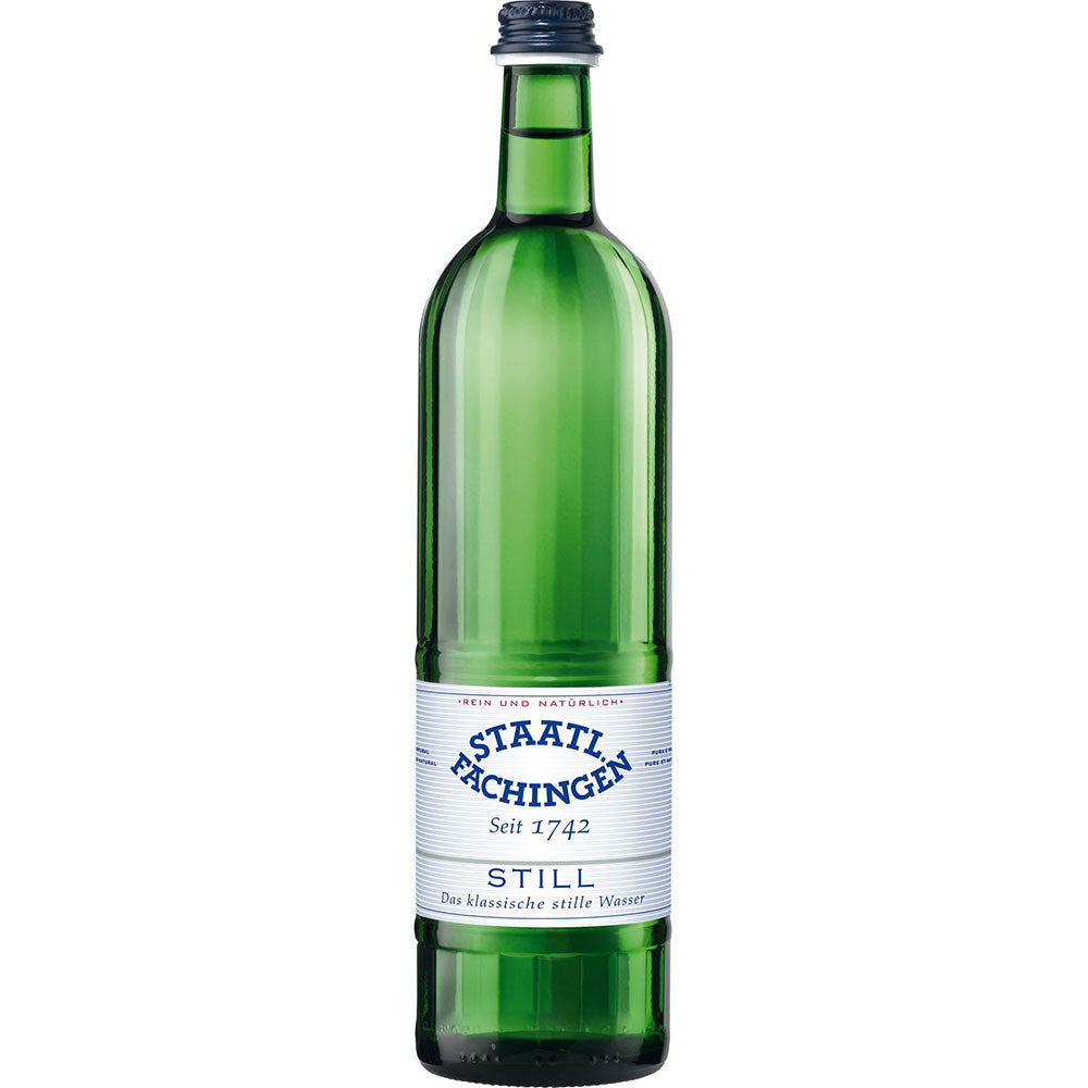 Eine grüne Glasflasche von Staatl. Fachingen Heilwasser Still 0,75L (MEHRWEG) mit einem weiß-blauen Etikett, das das hochwertige natürliche Heilwasser von Staatl. Fachingen; erhältlich im 12er-Pack.