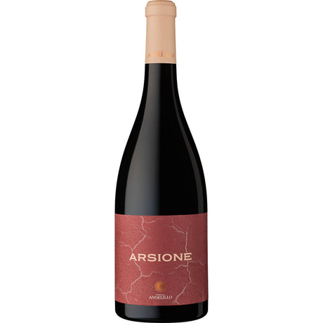 Eine Flasche Famiglia Angelillo Arsione Primitivo Di Manduria DOC 2022 mit beigefarbenem Verschluss und rotem Etikett mit goldener Schrift unterstreicht die Eleganz des italienischen Rotweins von Famiglia Angelillo.