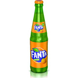 Eine grüne Glasflasche Fanta Orange 24x 0,33 Liter (MEHRWEG) von Fanta mit Beschlag und einem leuchtend orange-grünen Etikett, das an frischen Orangensaft erinnert.