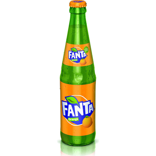 Eine grüne Glasflasche Fanta Orange 24x 0,33 Liter (MEHRWEG) von Fanta mit Beschlag und einem leuchtend orange-grünen Etikett, das an frischen Orangensaft erinnert.