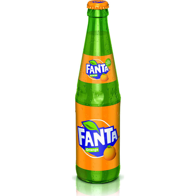 Eine grüne Glasflasche Fanta Orange 24x 0,33 Liter (MEHRWEG) von Fanta mit Beschlag und einem leuchtend orange-grünen Etikett, das an frischen Orangensaft erinnert.