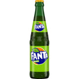 Eine gekühlte grüne Glasflasche Fanta Exotic 0.33L mit einem gelben Deckel, aus der Fanta Exotic 24x 0,33 Liter (MEHRWEG) Packung.